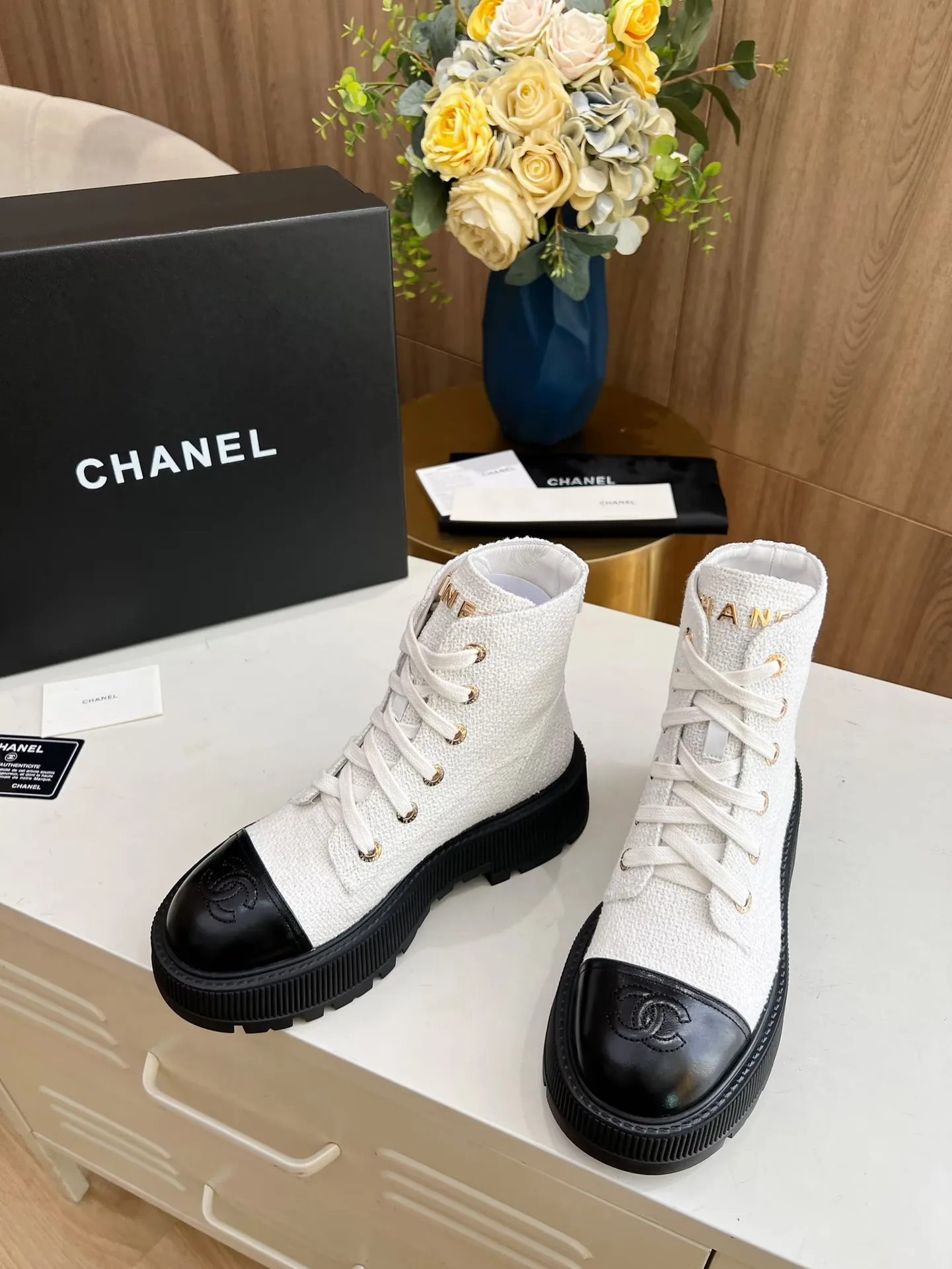 👟👟Ex-factory price 560👟👟 The original model of the new autumn and winter Chanel ankle boots✅ The strap design is super easy to put on and take off, the toe logo is electro-embroidered, the tongue is also a metal brand logo, fabric: special material, lining/foot pads: cow lining, ultra-light rubber non-slip and wear-resistant outsole, color: black, white, blue, code number: 34-41 (34, 41 need to be customized) Packaging: cloth bag card